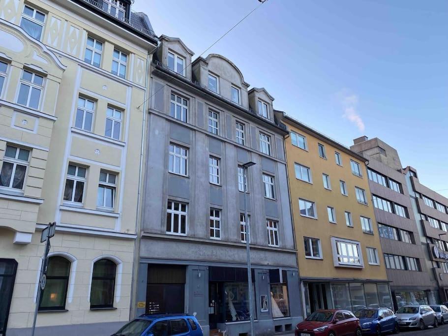 Schoenes City-Apartment Im Zentrum Mit Balkon Hof  Exterior photo